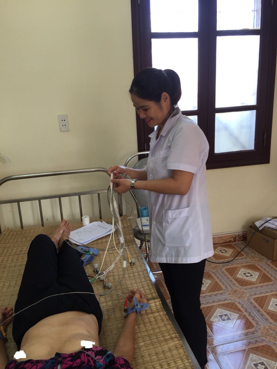 Em Nhinh mặc dù bận nhưng vẫn rất tươi