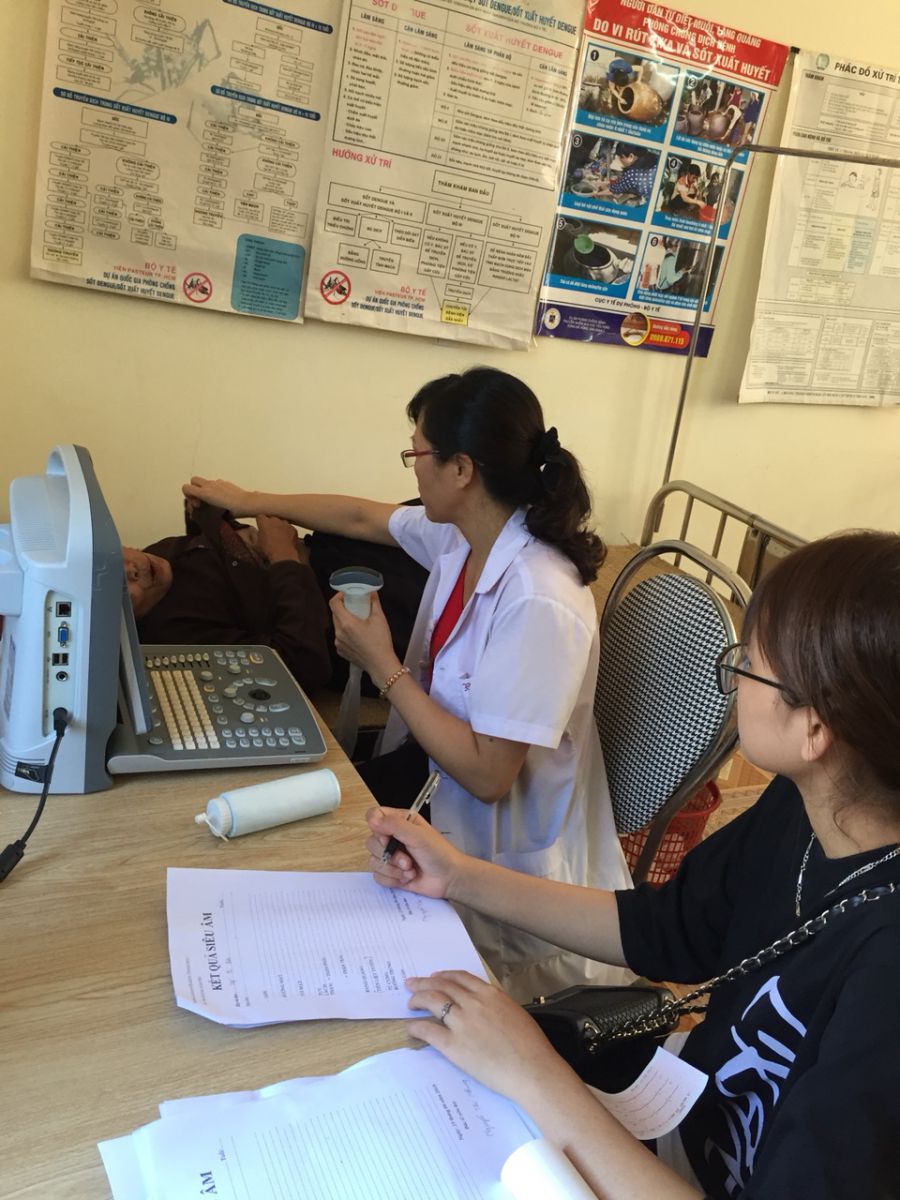 Bs Nguyễn Thị Nhung luôn cẩn thận siêu âm cho từng bệnh nhân