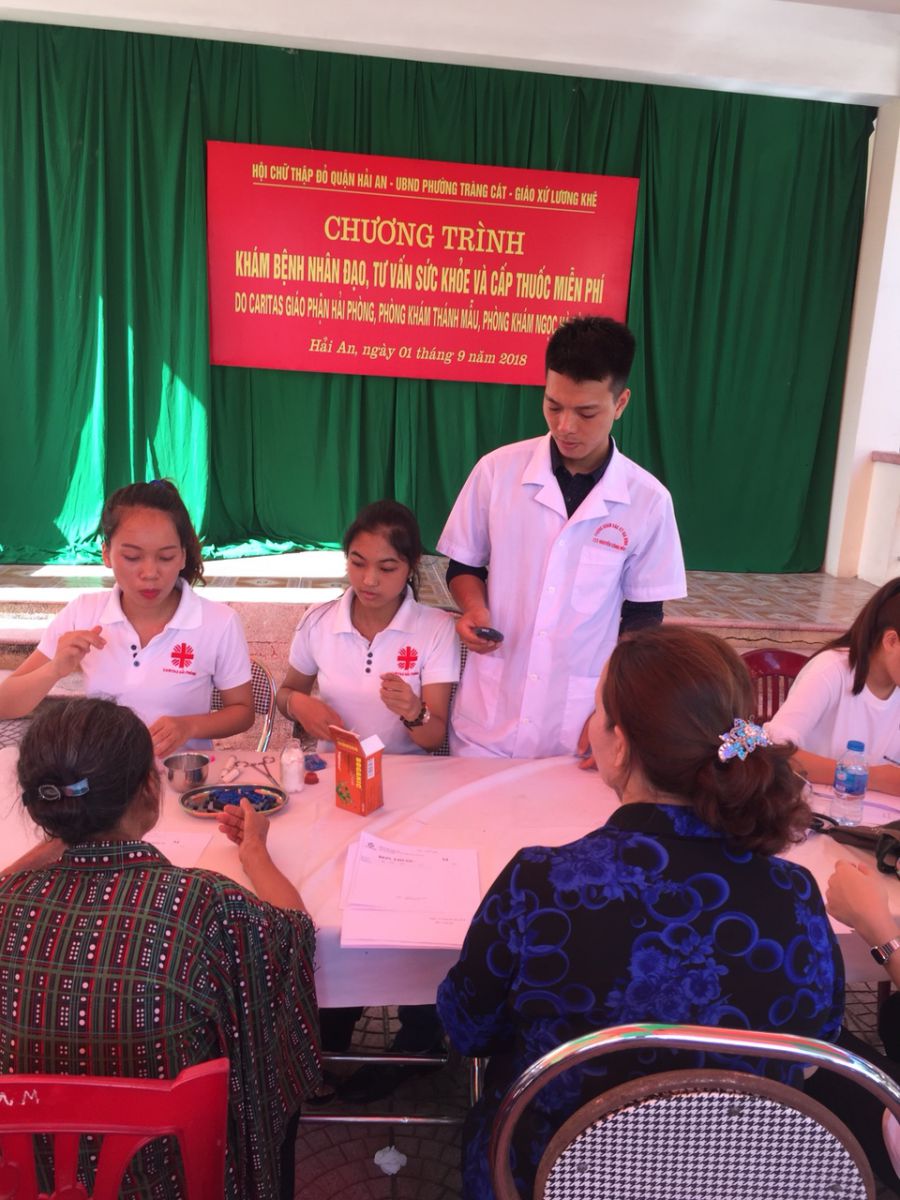 BS Ngọc hướng dẫn các em đo đường huyết