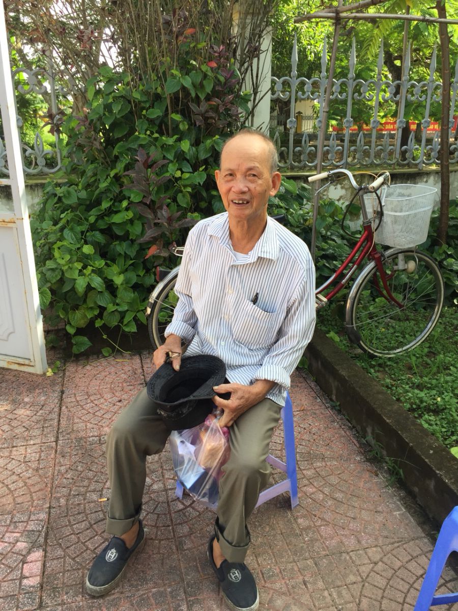 Các cụ nhận thuốc và quà sau khám