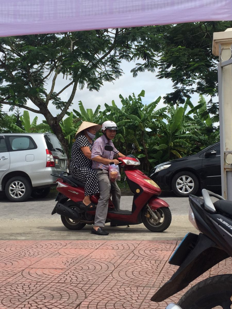 Bác Tuấn chủ tịch Phường Tràng Cát cũng tích cực làm xe ôm chở các cụ đi khám