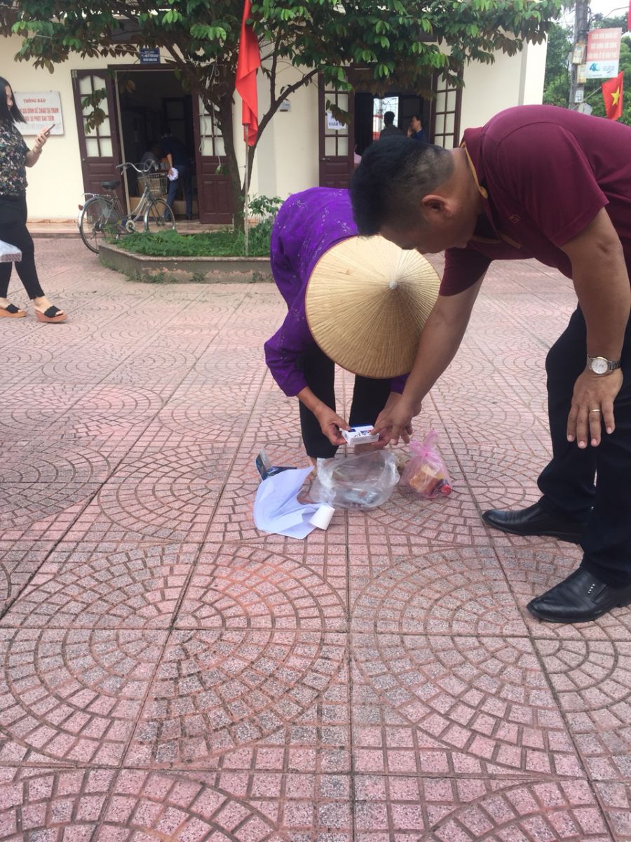 Các cụ nhận thuốc và quà sau khám, đôi khi cũng cần kiểm tra lại chút hihi