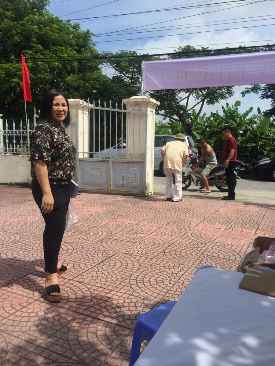 Chị Trang chữ thập Đỏ cũng muốn giảm cân nhờ đứng nắng phát quà